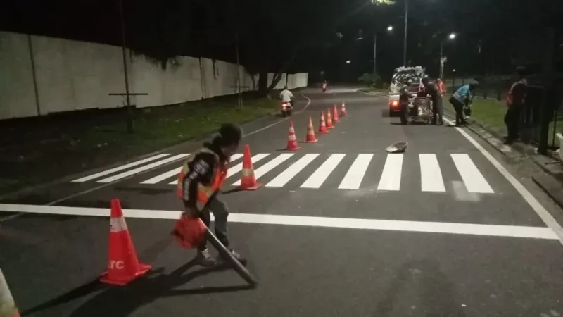 Pengecatan marka zebra cross dan jalur pejalan kaki kawasan hunian perumahan