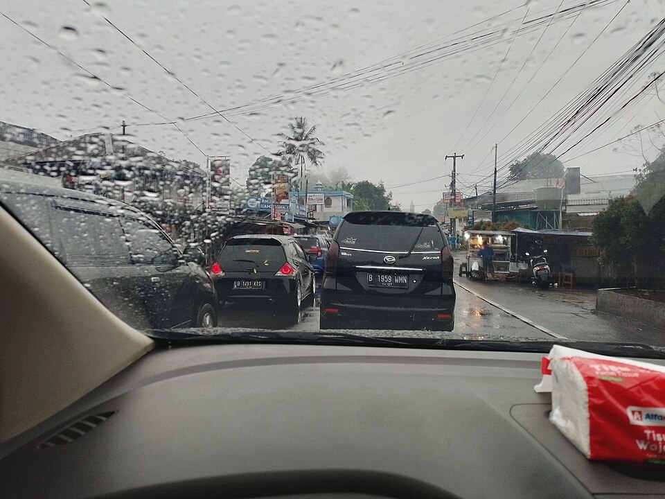 Jalur Jalan Raya Puncak, Bogor dengan marka pemisah jalan