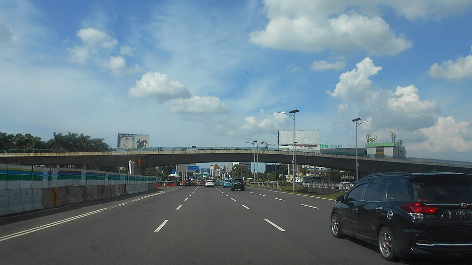 Akses jalan Bandara Soekarno-Hatta Tangerang dengan marka jalan tol