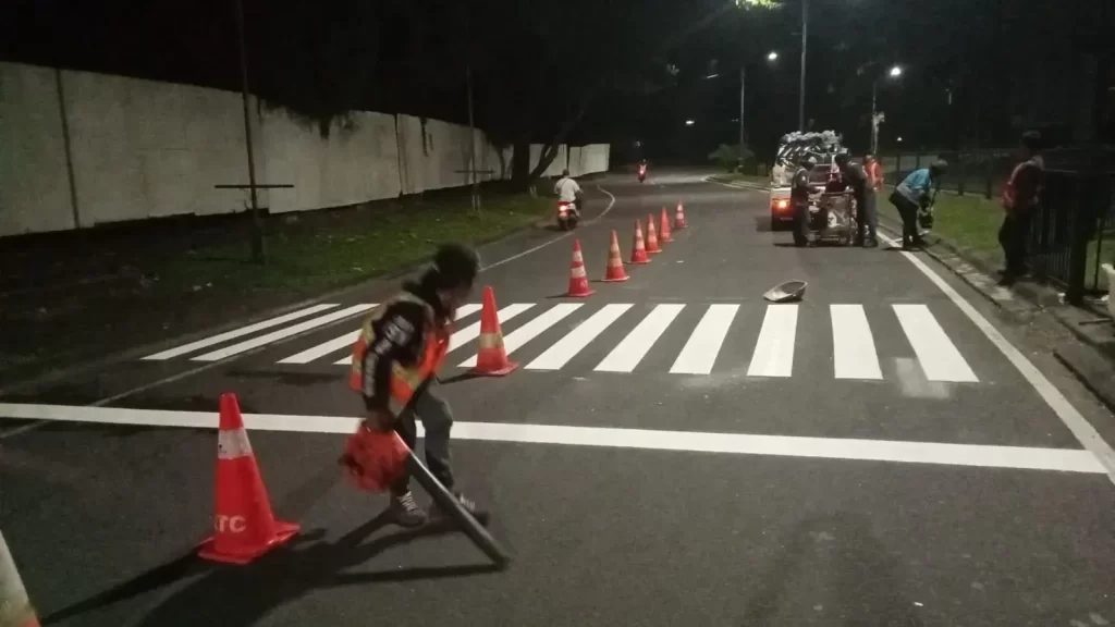 Pengecatan marka zebra cross dan jalur pejalan kaki kawasan hunian perumahan