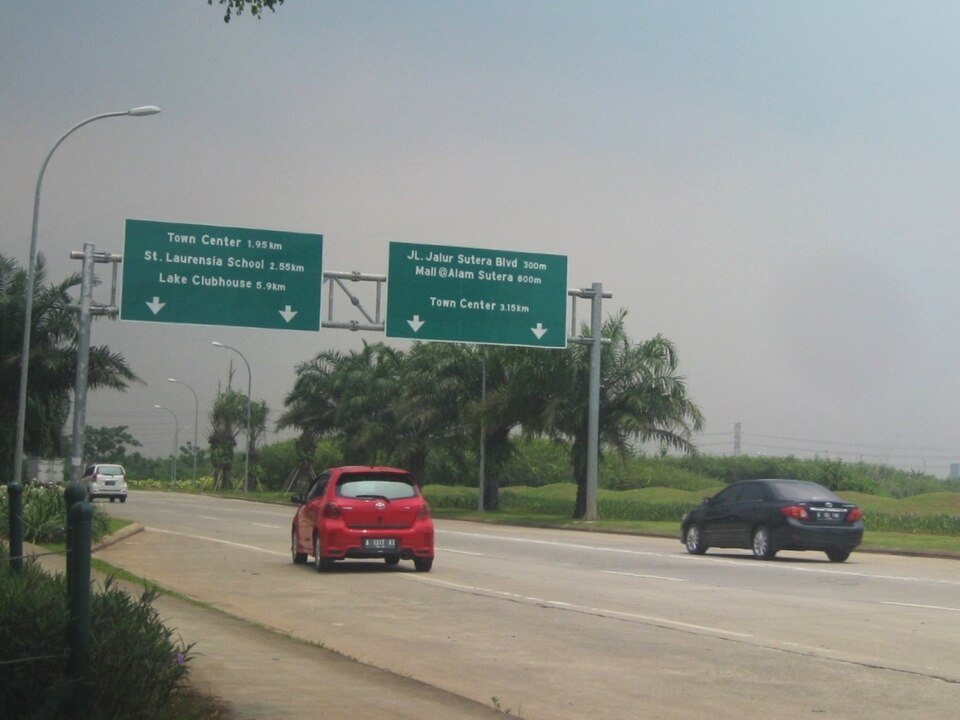 Marka jalan yang rapi di kawasan fasilitas kesehatan dan komersial Alam Sutera, Tangerang