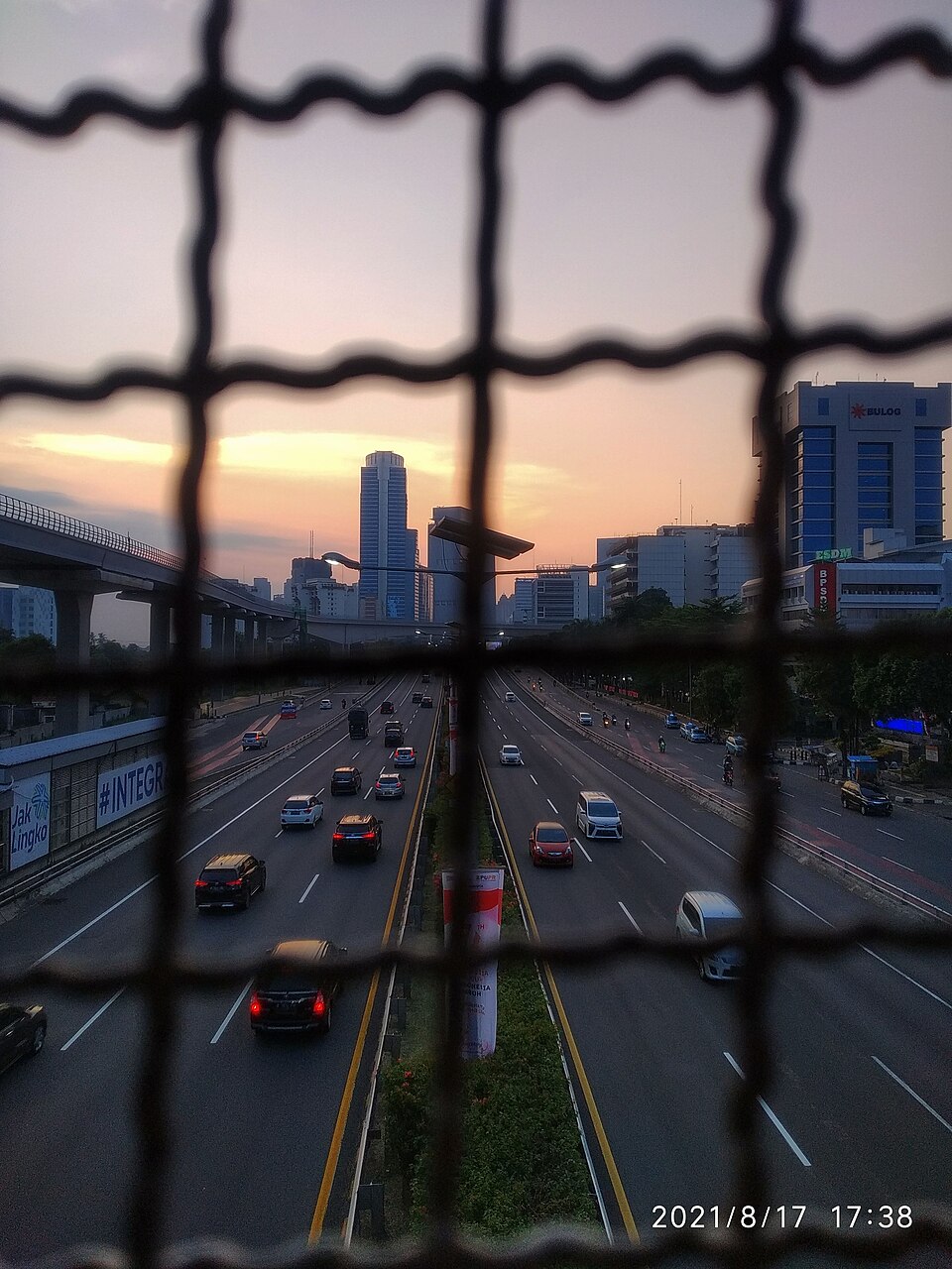 Marka pemisah jalur di Jalan Tol Dalam Kota Jakarta
